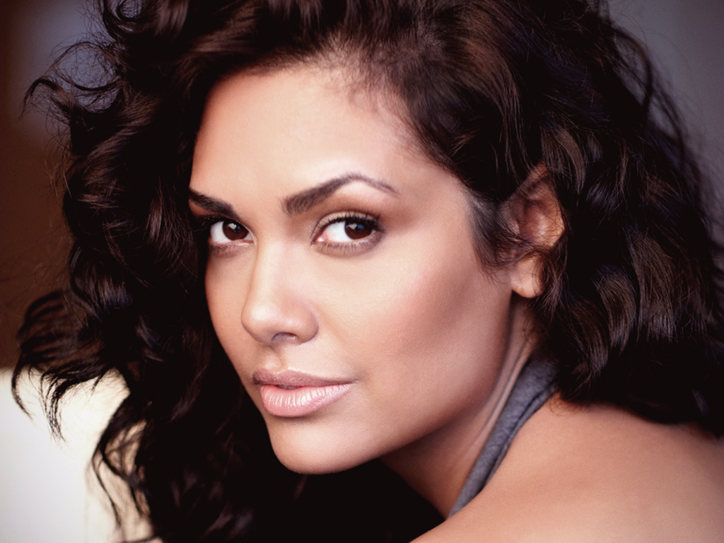 Bollywood Actress Esha Gupta Hot Wallpapers - Sms In Hindi | Latest