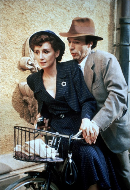 la vita e bella Get to know me meme: favourite movies | | la vita È bella (life is beautiful) (1997) the game starts now you have to score one thousand points if you do that, you take home a tank with a big gun each day we will announce the scores from that loudspeaker. la vita e bella Get to know me meme: favourite movies | | la vita È bella (life is beautiful) (1997) the game starts now you have to score one thousand points if you do that, you take home a tank with a big gun each day we will announce the scores from that loudspeaker.