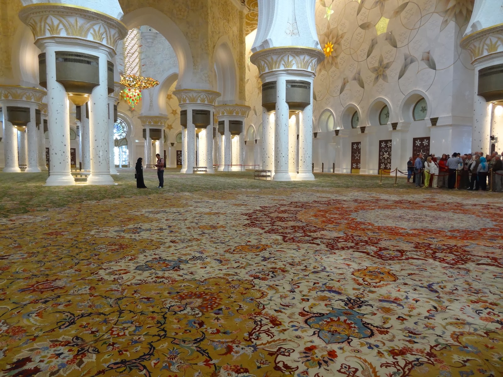 NivenWorldAdventures! The Largest Carpet In The World! Sheik Zahed Mosque, Abu Dhabi.