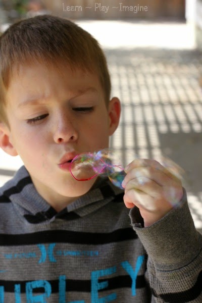 How to make colored bubbles - Kids will love spotting all the different colors!