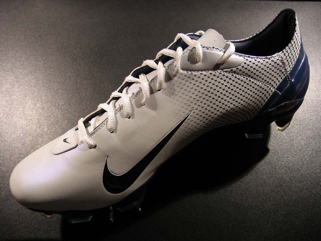 http://2.bp.blogspot.com/-PoiDiXpREEc/USBsedNjOKI/AAAAAAAANTo/WN2jfj_1LkM/s1600/Nike-Football-Boots-Wallpapers+04.jpg