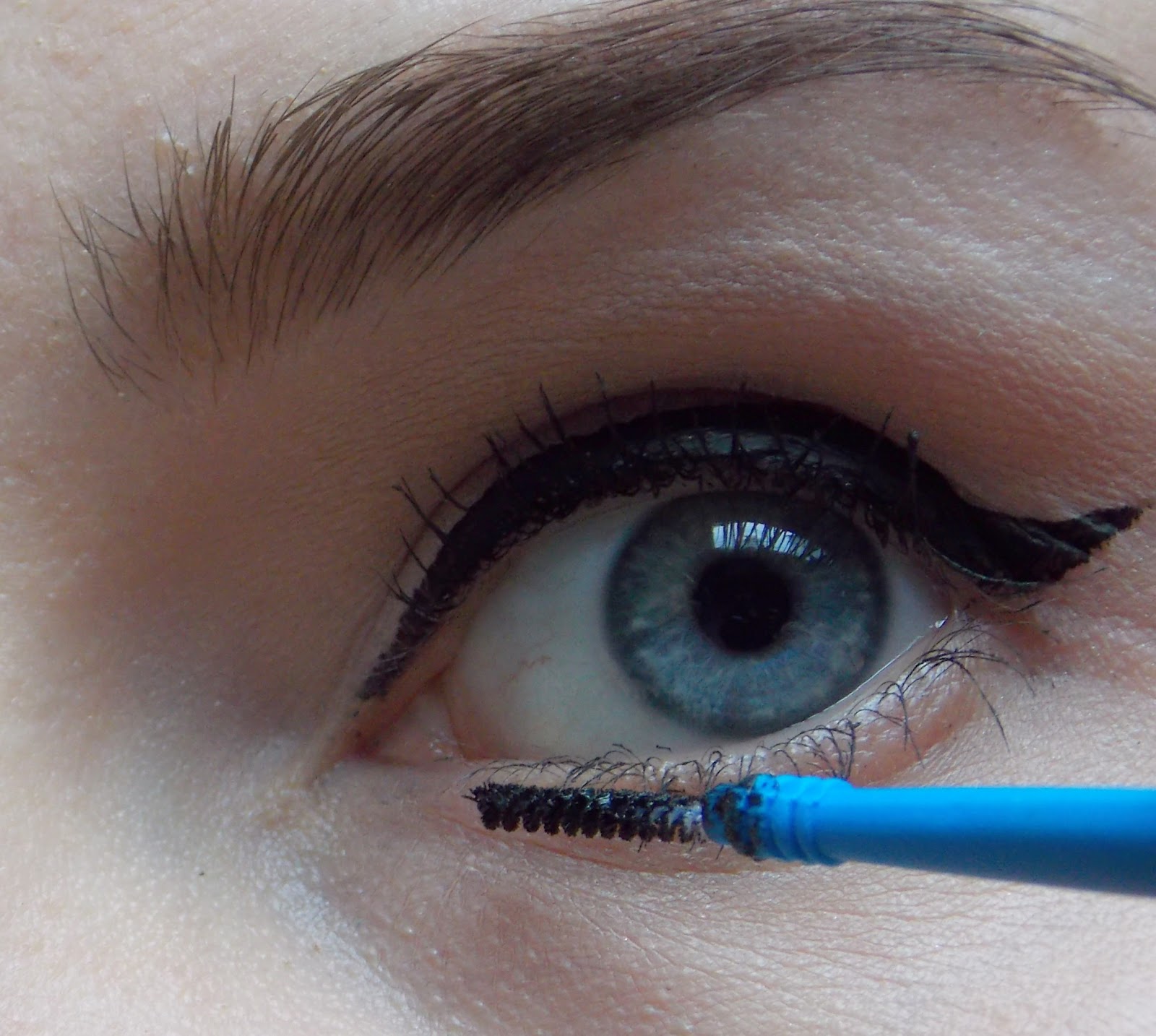 Deja Zu Unusual beauty tip How to apply mascara on your bottom lashes