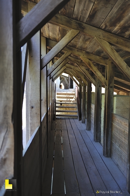 Passerelle de bois du château comtal de carcassonne Passerelle de bois du château comtal de carcassonne photo pascal blachier