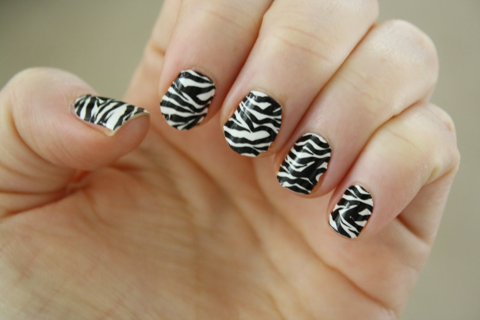 I tried out Sally Hansen Salon Effects Nail Polish Strips for the first time