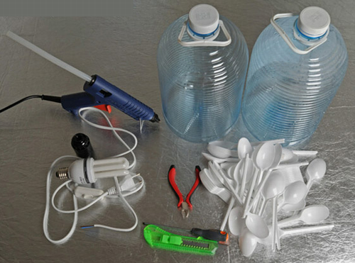 Potong sendok plastik untuk mengambil bagian kepala sendok: