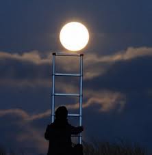 hombre solo en la luna