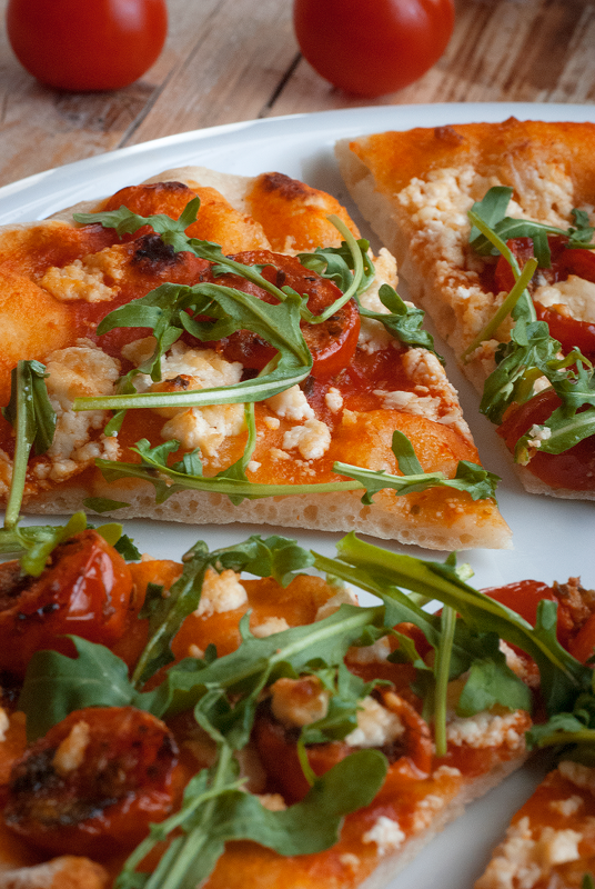 pizza-con-tomates-cheery-queso-de-cabra-y-rúcula