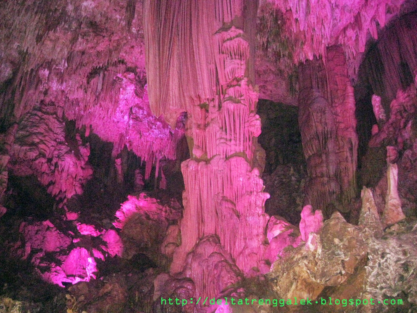 Tiang goa gong Stalagtat goa gong yang indah