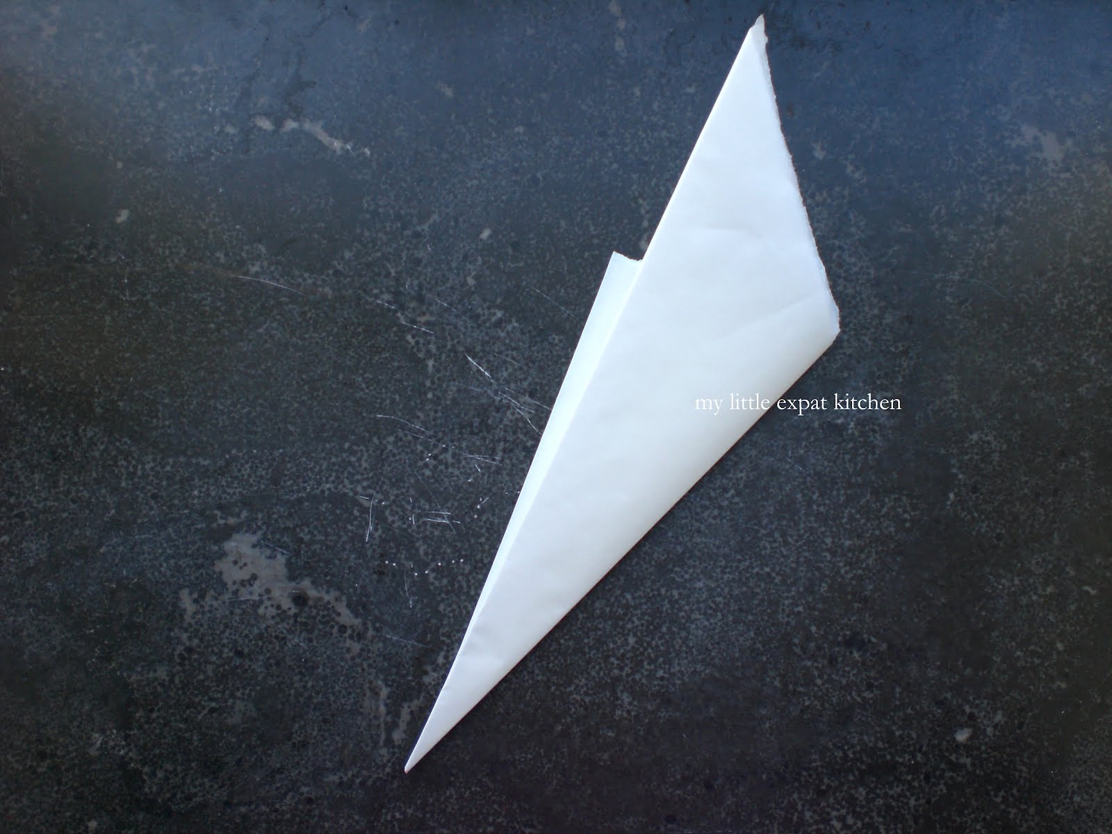 My Little Expat Kitchen How to make a baking (parchment) paper circle