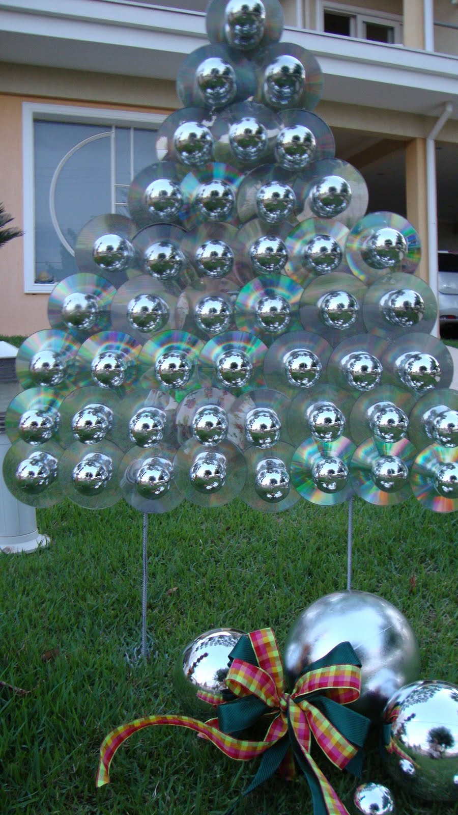 enfeites jardim natal: de Arte Monica Bernardi: MONICA BERNARDI – ÁRVORE DE NATAL COM CDS enfeites jardim natal: de Arte Monica Bernardi: MONICA BERNARDI – ÁRVORE DE NATAL COM CDS