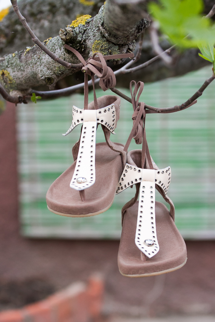 Bio sandals with studded bow tie in pale beige color
