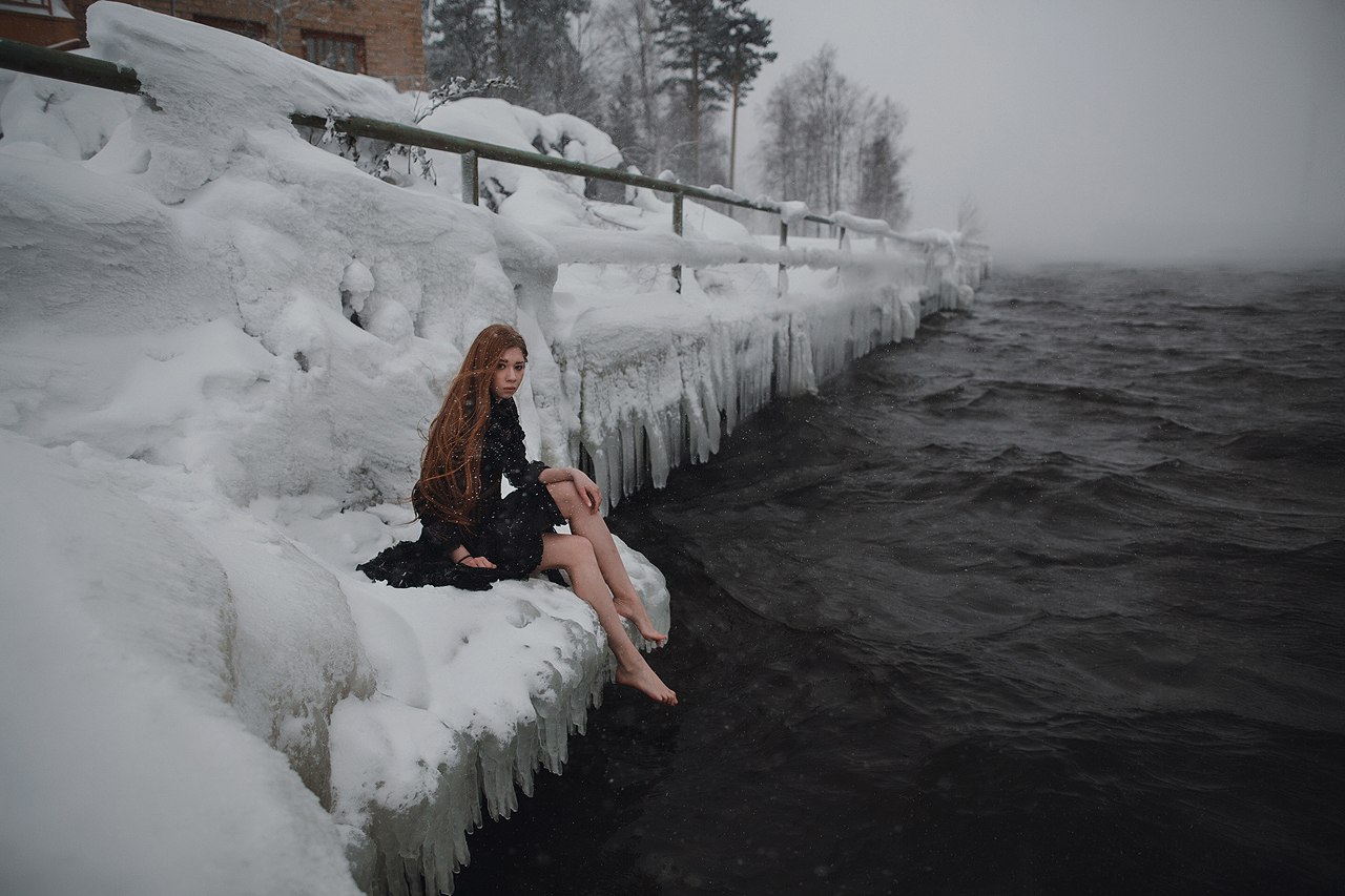 Голая девушка зимой на улице