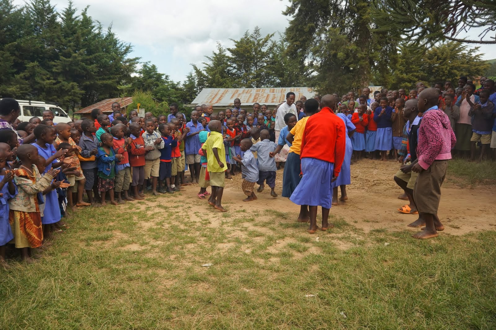 Music & dancing: the best welcome from a primary school in Ibumba