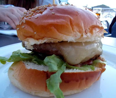 Hamburguesa queso: Hamburguesa, Lechuga, Tomate, Mayonesa, Queso