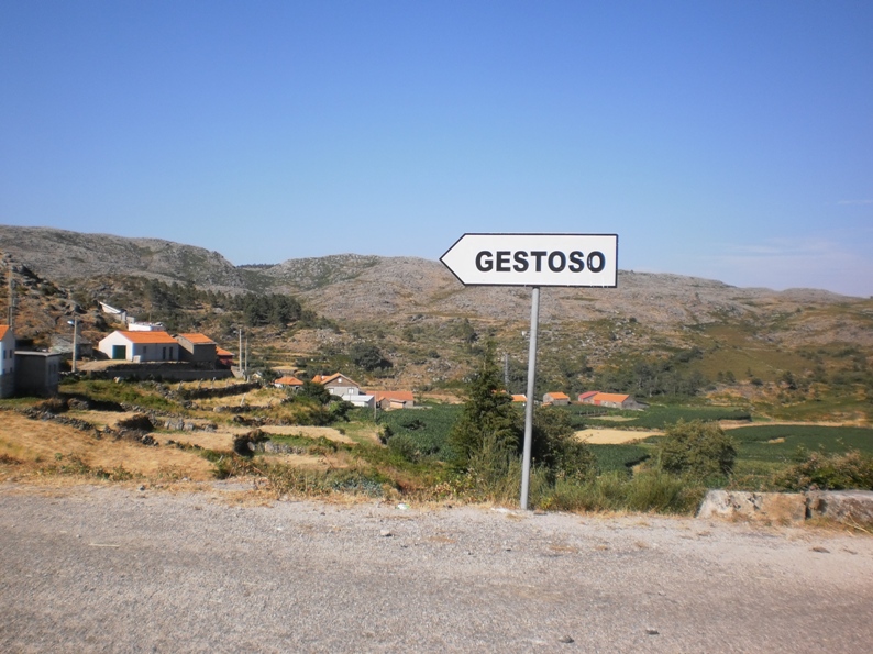 Placa informando a aldeia de Gestoso na serra da Freita na estrada para Manhouce