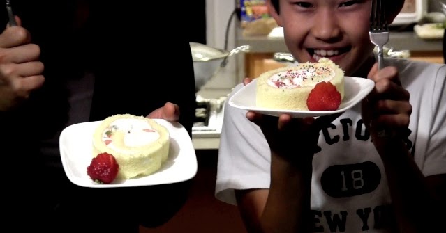 Strawberry Kiwi Roll Cake Strawberry Kiwi Roll Cake