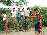 Los niños disfrutando de los juegos