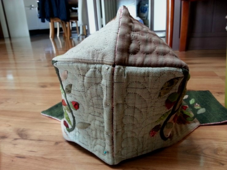 Quilt bag, dress with applique flower another view Quilt bag! Pattern.  DIY tutorial.  Сумка  в стиле пэчворк-квилт. Этапы шитья в фото.