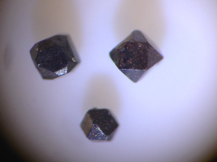 MICRO CRISTAUX D'ILMENITE OU QUASICRISTAUX