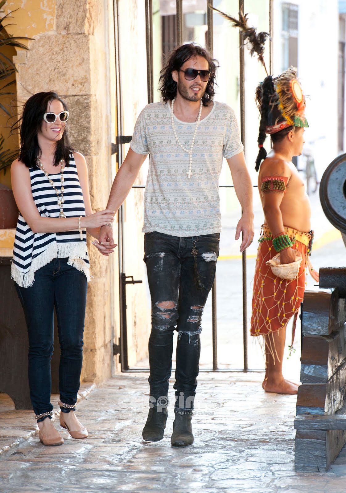http://2.bp.blogspot.com/-QAeFv4zuTEs/TehB9oVqNjI/AAAAAAAACR8/AWWhQV3GzRk/s1600/Katy-Perry-Russell-Brand-Spend-Memorial-Day-in-Campeche-Mexico-May-29-katy-perry-22518547-1402-2000.jpg
