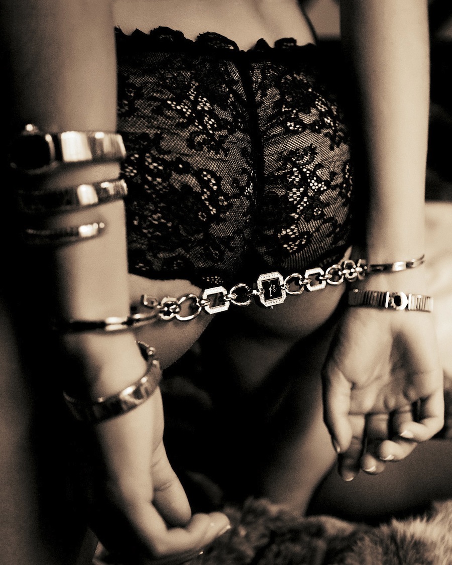 Связанная наручниками секс девушка 26 фотография