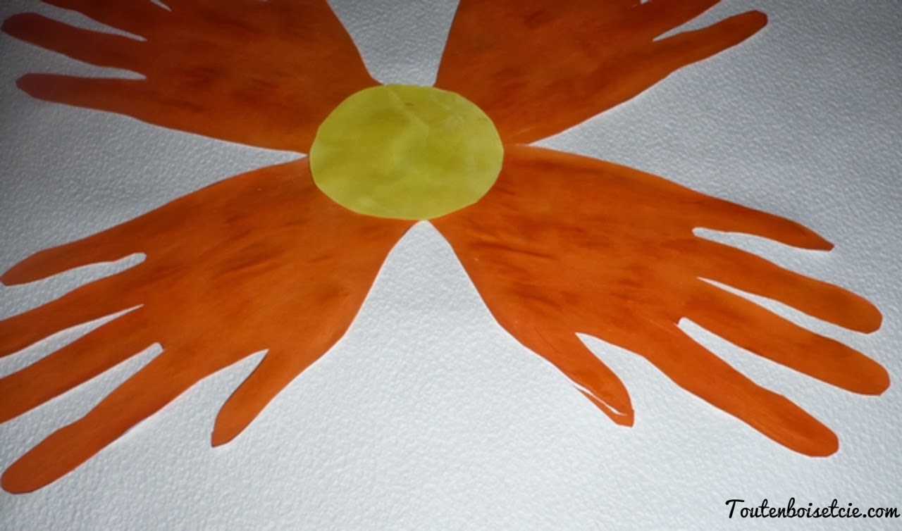 atelier fleur géante, collage des mains et coeur