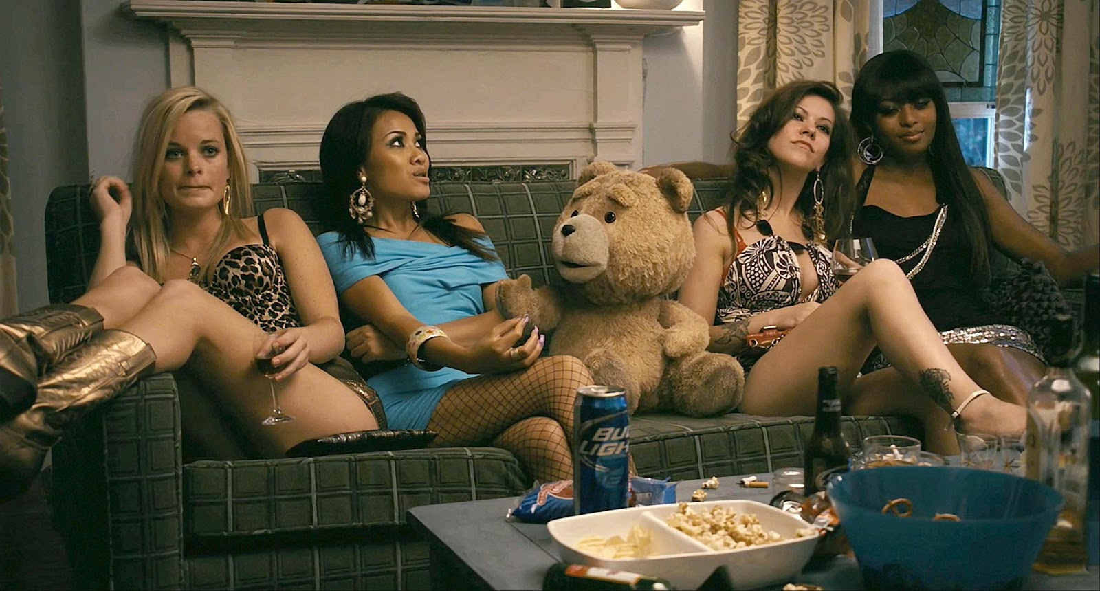 Cine "0 a 10" (puntuación a la última película vista, críticas, etc.) - Página 3 Ted+Movie+Bitches+Couch+Bear+Prostitutas+2012