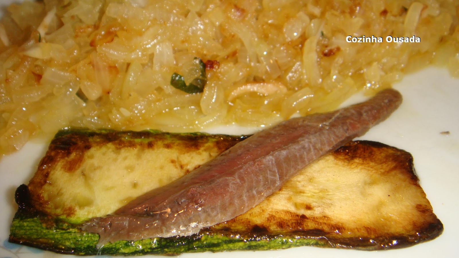Cozinha Ousada Shiitake acebolado com Zucchini e Aliche