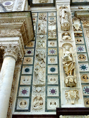 Detalle entrada Cartuja de Pavia Esculturas en la entrada a la Cartuja de Pavia