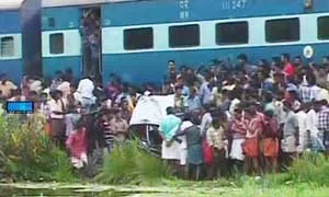 Level cross, Railway, Train, Accident, Aroor, Hit, Car, Five dead, Alappuzha, Kerala