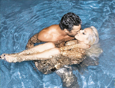 Lady Gaga裸泳