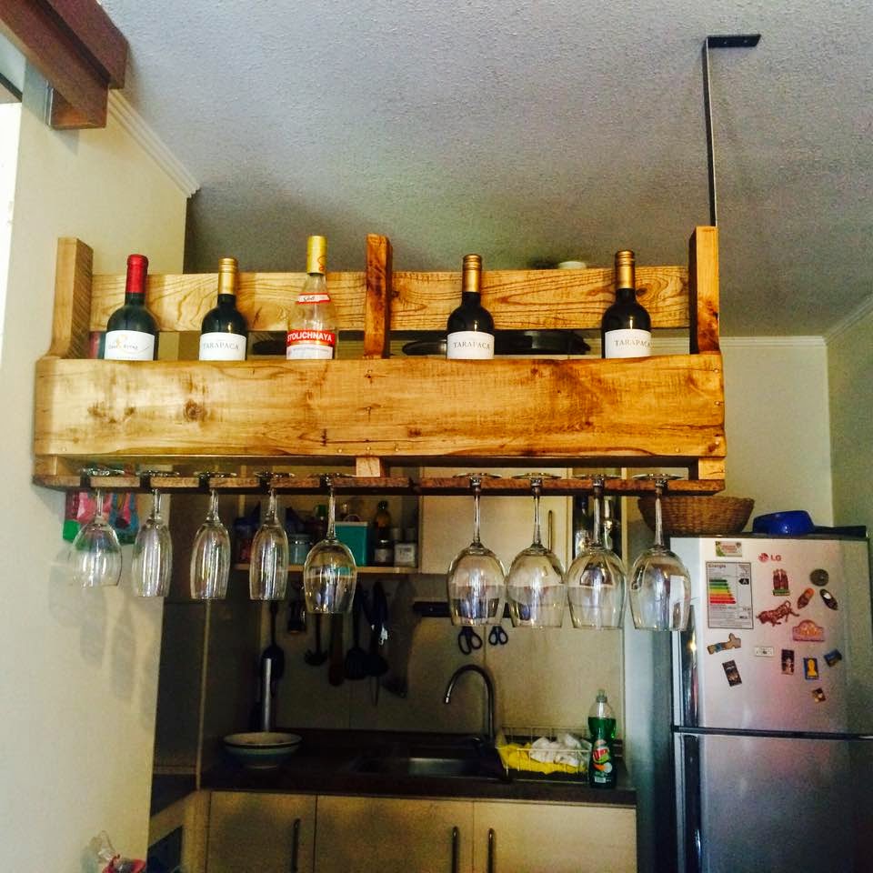 Mueblesdepalets.net: Botellero suspendido realizado con un palet