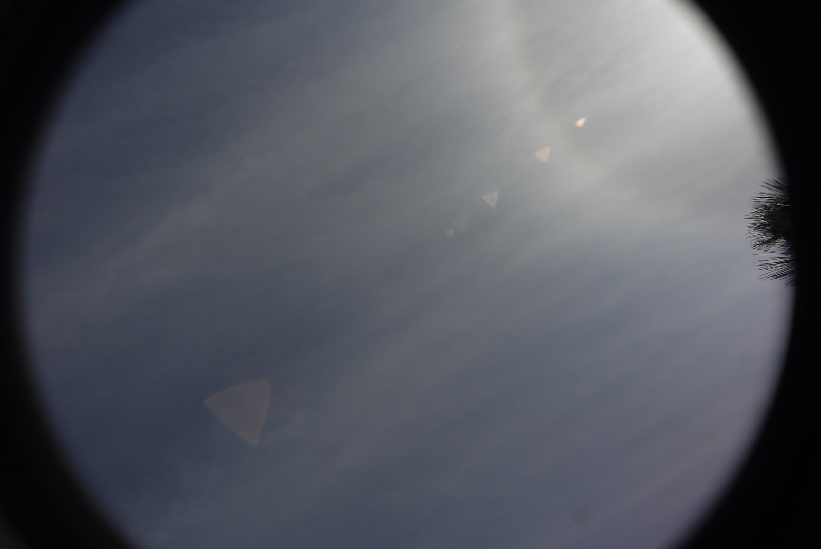 Tevidon 10/2 @11 - triangular lens flare (sun aside). Tevidon 10/2 @11 - triangular lens flare (sun aside).