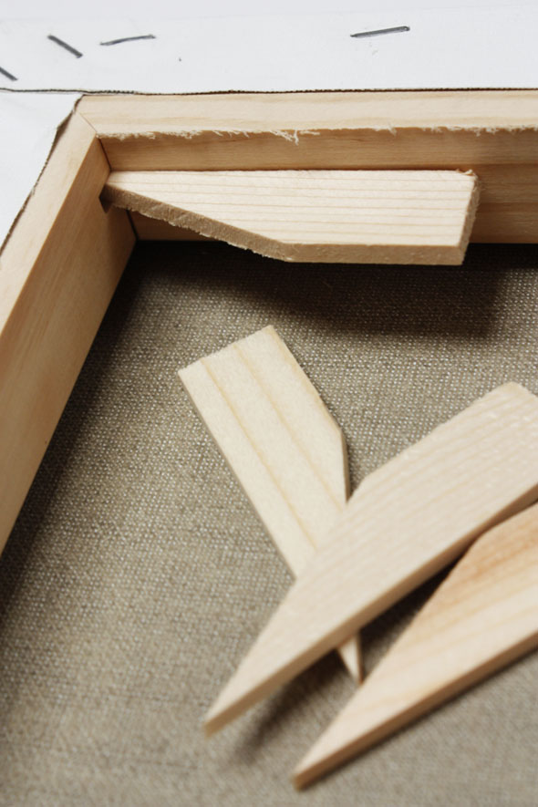 Con cuñas de madera