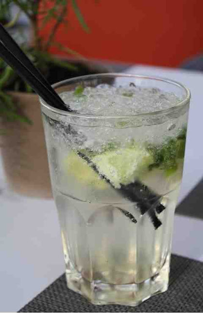Ein "Loisl" - erfrischender nicht-alkoholischer Cocktail mit Limone und Minze © Copyright Monika Fuchs, TravelWorldOnline