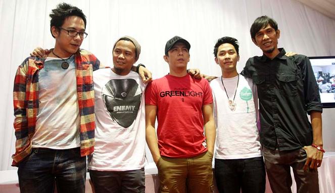 Download Video Klip Di Saat Sendiri Download Video Klip Di Saat Sendiri