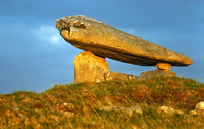 La estructura dolménica más común, la de cámara simple, presenta una