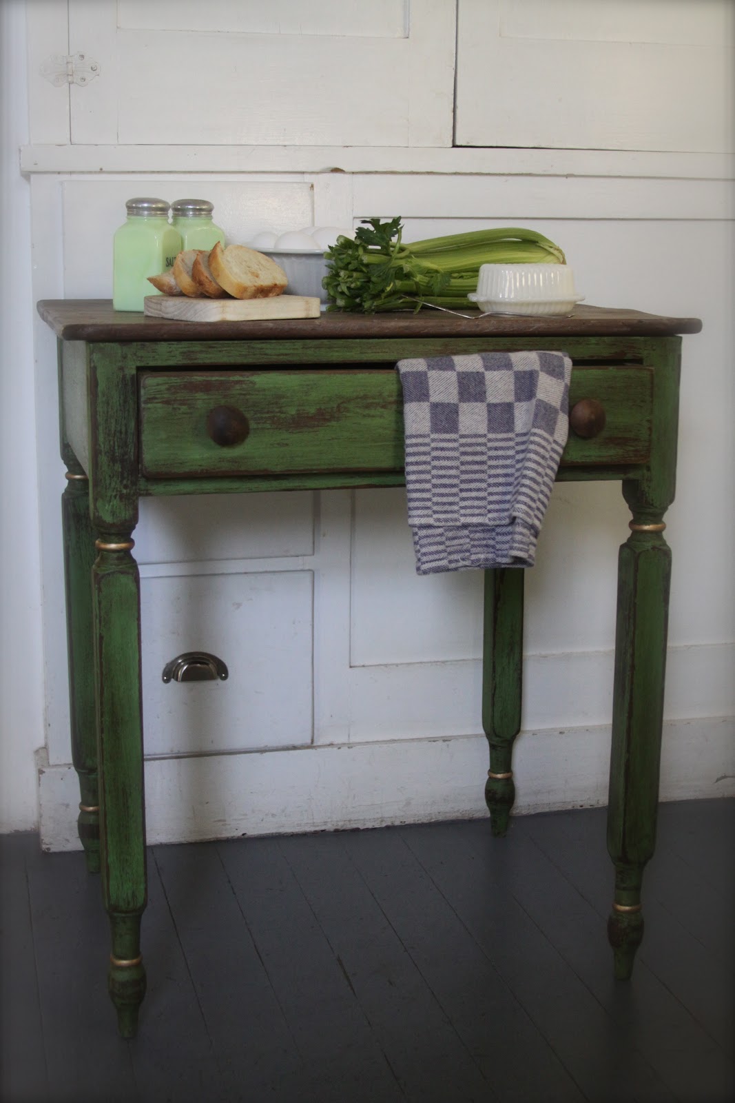 the vintage bricoleur Annie Sloan Chalk Paint® Inspired Table