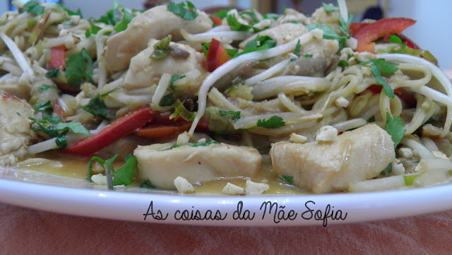 Massa tailandesa com frango / Thai chicken noodles