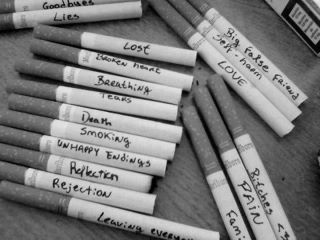 Que cada cigarrillo que me fumo lleva escrito tu nombre