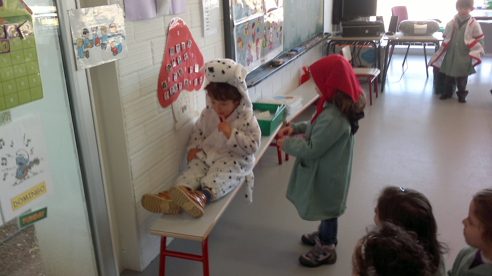 Como Es El Vestuario De La Mama De Caperucita Roja La clase de Natalia y sus pitufos.: Dramatización de un cuento