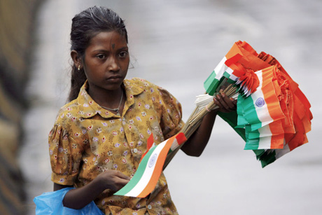 வீதியில் தேசியக்கொடி விற்கும் ஒரு சிறுபெண் சிந்திப்பது என்ன ? Indian+Flag+Selling+Girl