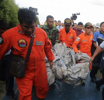 Evakuasi Korban AirAsia QZ 8501 di Lokasi Berlumpur