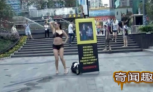 Sốc: Gái trẻ vô tư uốn éo nhảy thoát y giữa phố xin tiền nâng vòng 1 Sốc: Gái trẻ vô tư uốn éo nhảy thoát y giữa phố xin tiền nâng vòng 1