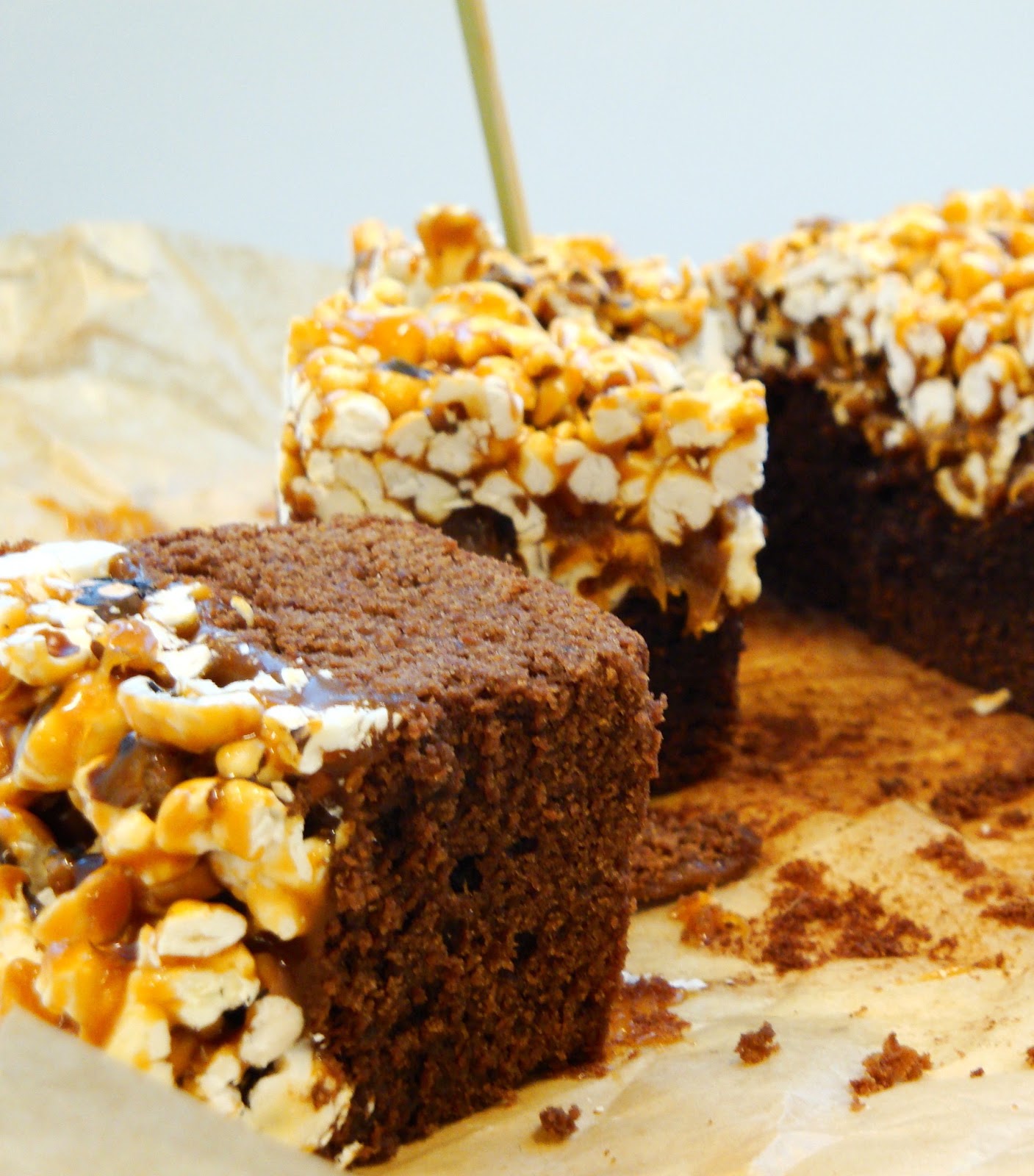 Les cahiers gourmands Salted caramel popcorn and brownie bars