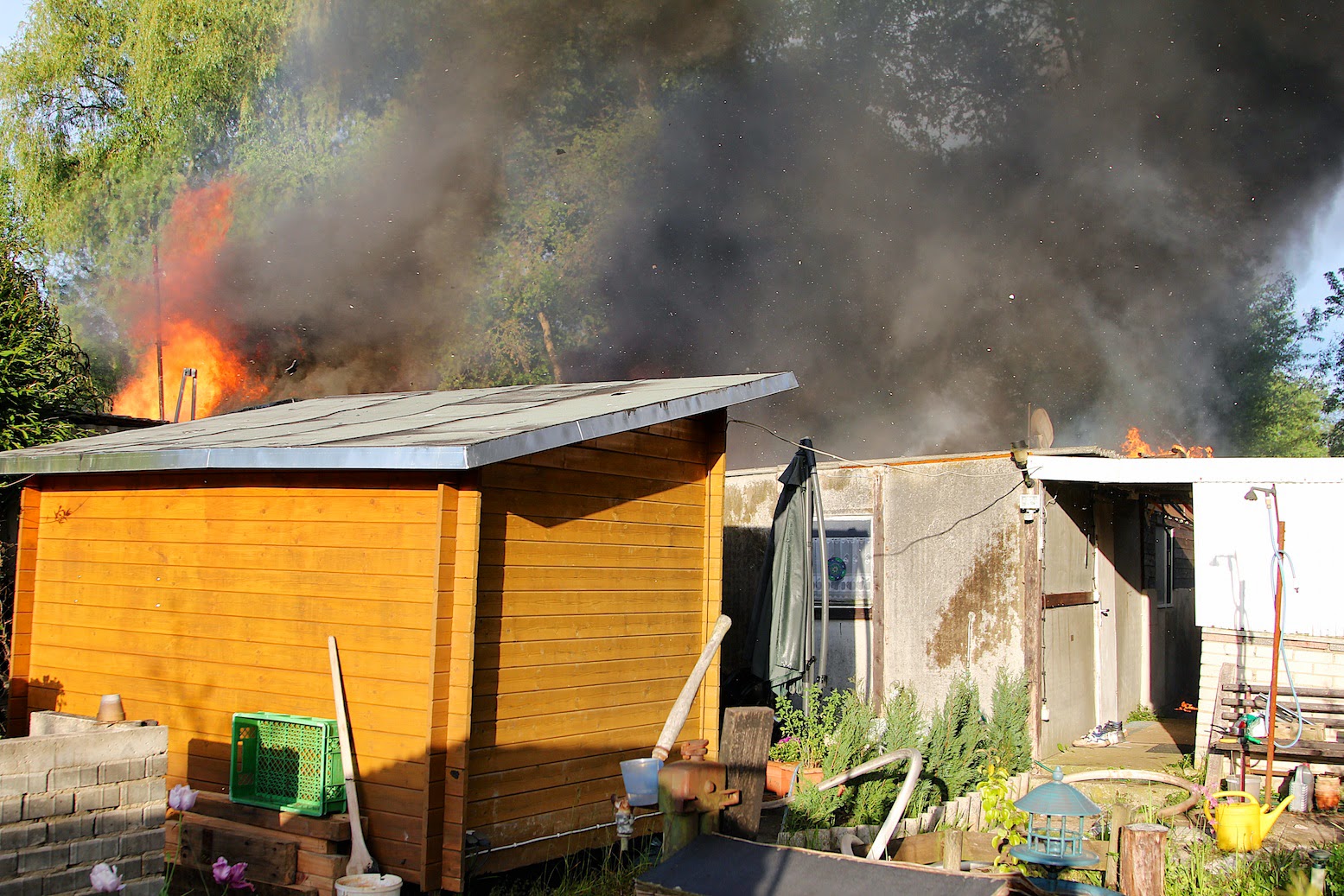 Bernau: Grosseinsatz der Feuerwehr - Bungalow Brand... 4 Bernau LIVE - Dein Stadtmagazin für Bernau bei Berlin