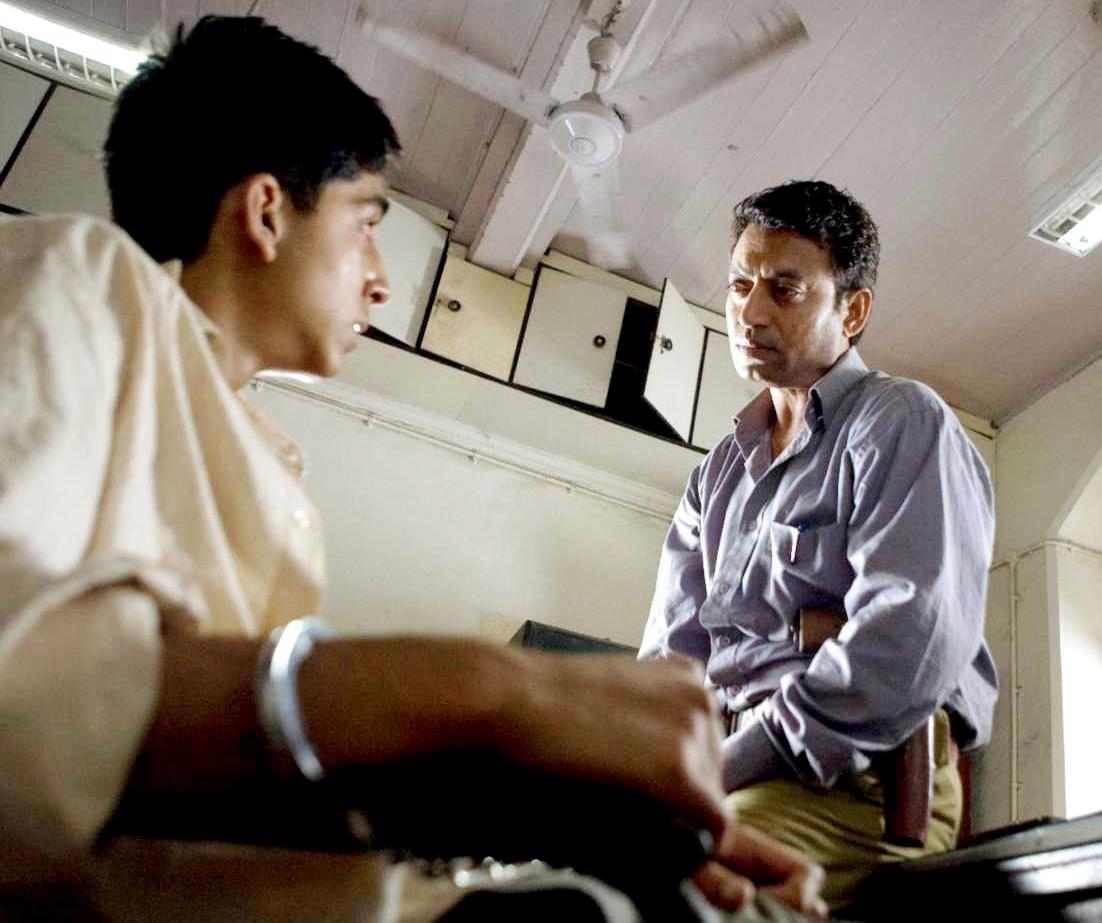 http://2.bp.blogspot.com/-Q_WdCFu0jWQ/TnOW1MFaGRI/AAAAAAAABLQ/aHfk62pgTOI/s1600/slumdog_millionaire10.jpg