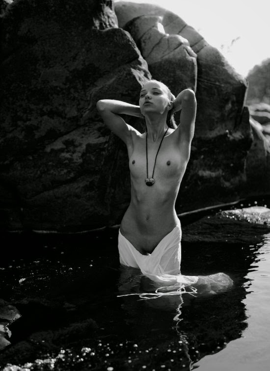 Svetlana Cluck modelo magra esbelta seminua peitos revista Polanski Magazine fotografia por Attilio DAgostino