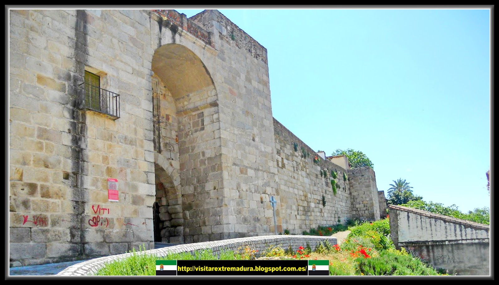 Coria. Puerta de la Guía en la muralla.