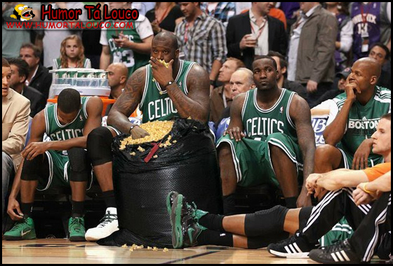 Imagem-jogadores-basquete-comendo-pipoca-saco-de-lixo-humortalouco.jpg